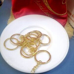 anneaux porte clef avec chaine dorée